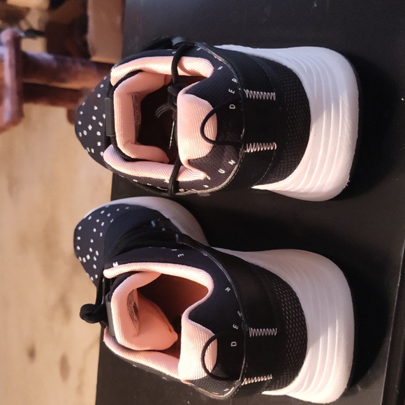 Tennis shoes - Picture 3 of 4